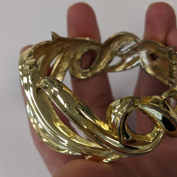 VTG GOLD TONE HINGE CLAMPER BRACELET - Picture 7 of 8